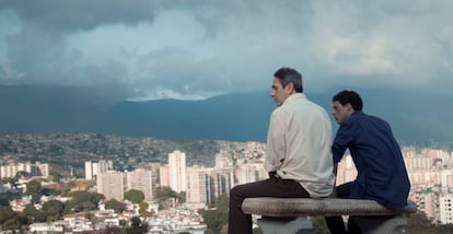 Alfredo Castro (izquierda) y Luis Silva, en una imagen de 'Desde allá'.