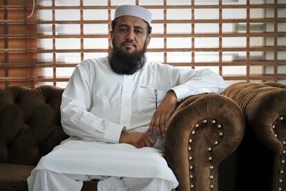 Rashid Ul Haq, uno de los responsables de la madrasa Haqqania, durante su entrevista con EL PAÍS