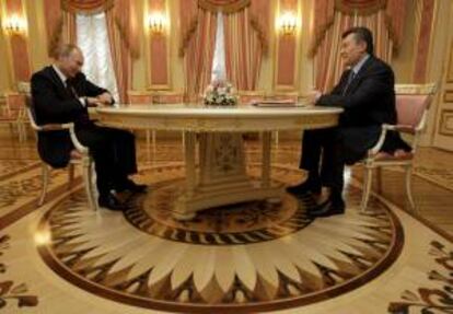El presidente ucraniano, Víctor Yanukóvich (d), conversa con su homólogo ruso, Vladímir Putin. EFE/Archivo