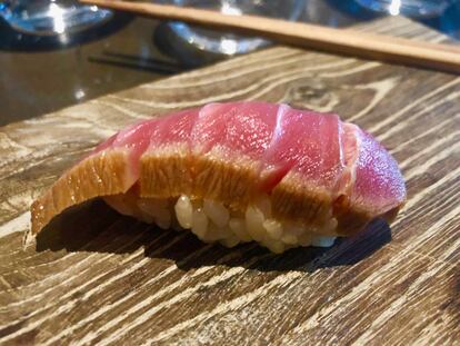 Nigiri de ventresca de atún rojo ahumado con sarmientos de arroz / Capel