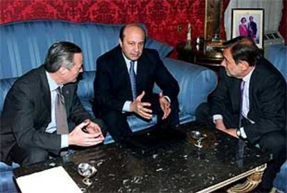 Ivanov (centro) charla con Piqué (izquierda) y con Solana en el ministerio de Asuntos Exteriores de Madrid.