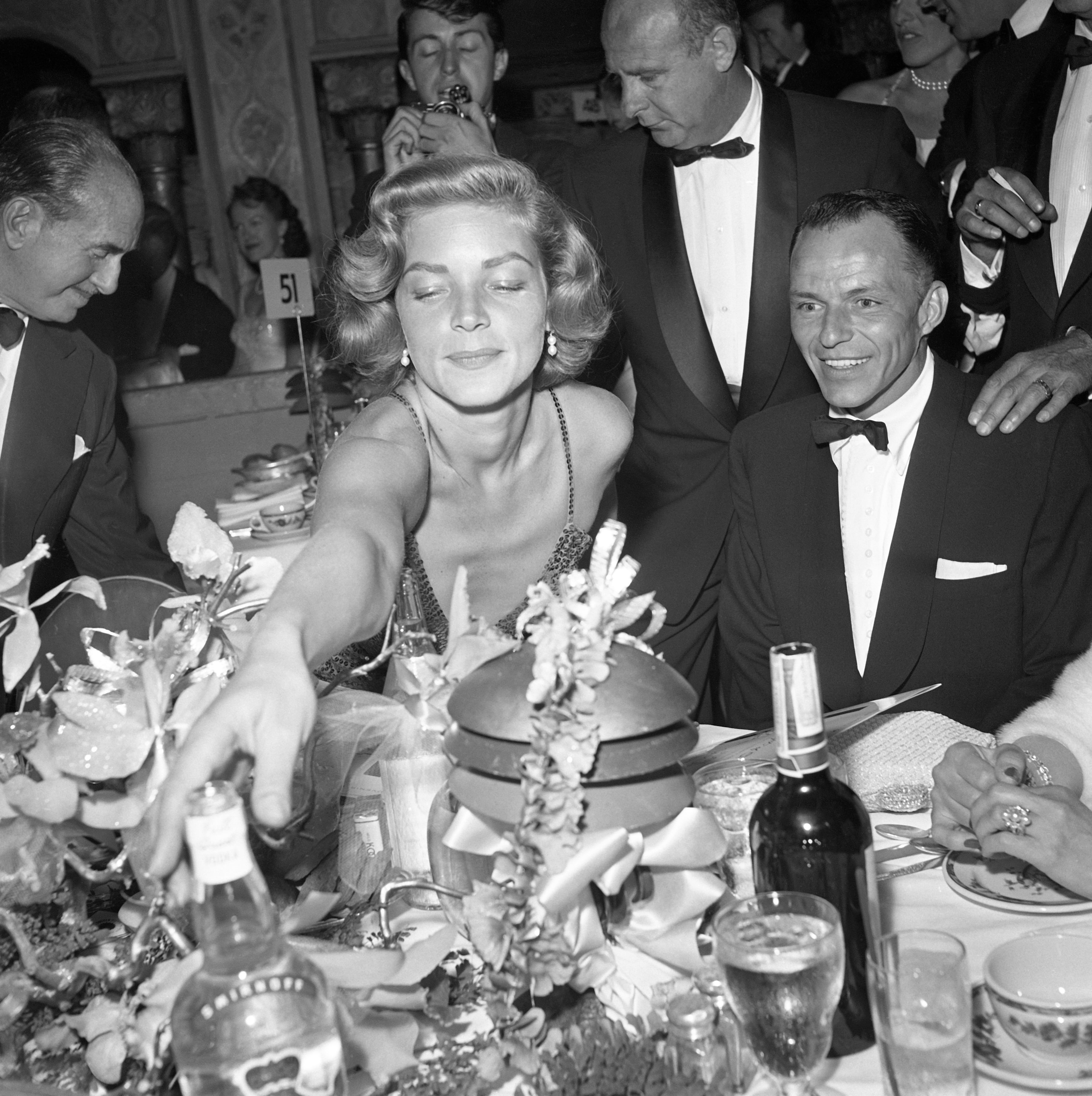 Timbas del Rat Pack y presuntos encuentros entre Marilyn y Kennedy: la sombría historia de la mansión de Frank Sinatra 1 Lauren Bacall con un sonriente Frank Sinatra en 1954.