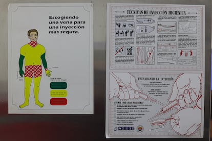 Señalética que indica las medidas de seguridad para usuarios de sustancias inyectables, en el interior de la sede del Dispositivo de Base Comunitaria Cambie. 