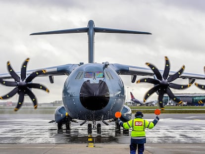 Un avión A400M tras aterrizar en el aeropuerto militar de Melsbroek (Bélgica) este martes.