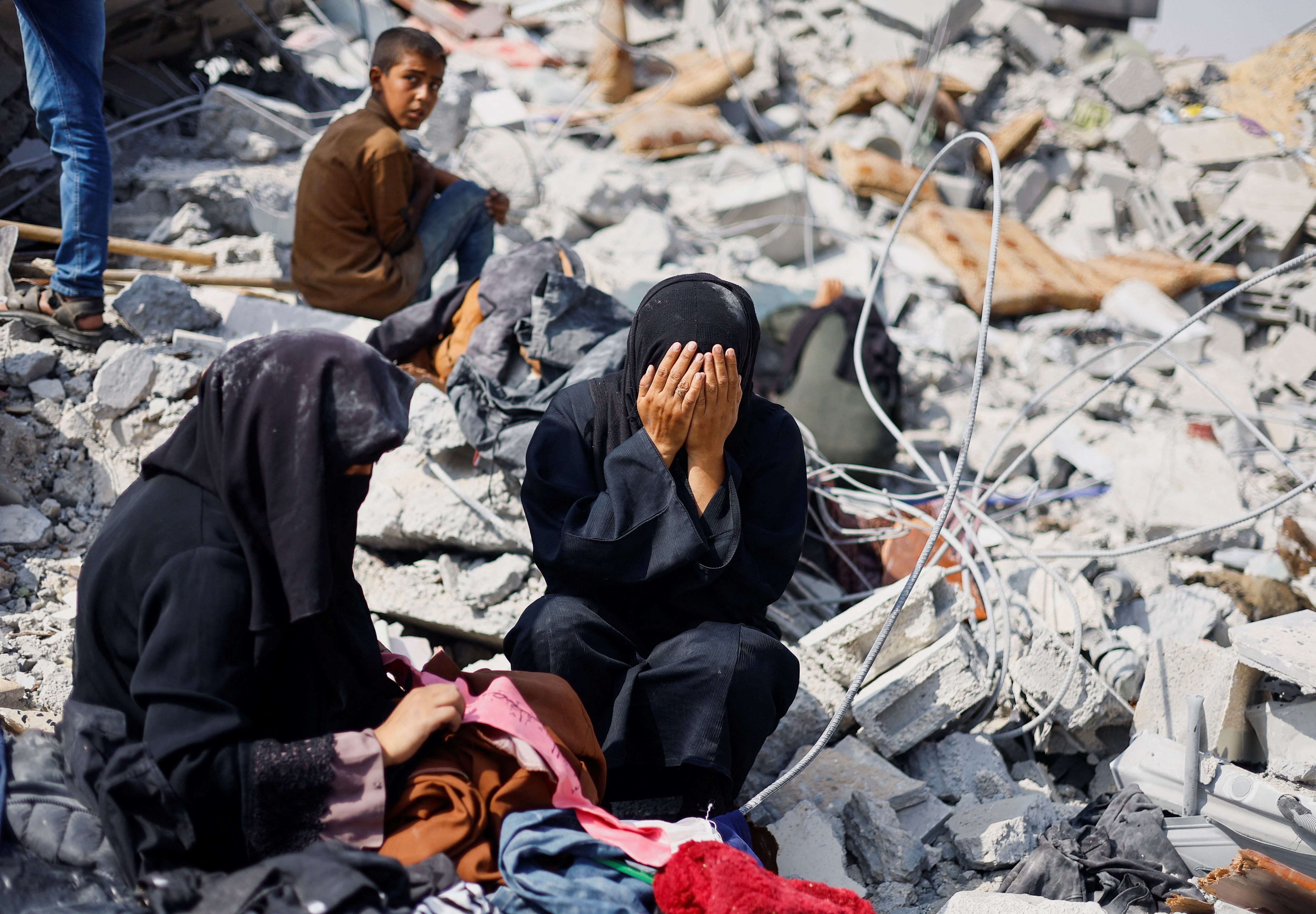 Una mujer palestina se emociona en el lugar de un ataque israelí contra una casa en Jan Yunis, en el sur de la franja de Gaza, el lunes.