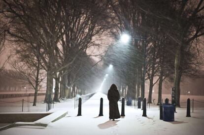 Una mujer camina por una zona nevada cerca del monumento a Lincoln en Washington. La ciudad se ha visto afectada por el fuerte temporal de nieve que azota la zona oriental de Estados Unidos.