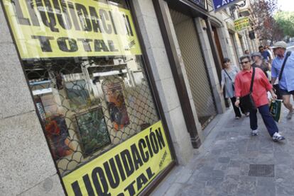 Una galería de arte, en la calle del Prado, en Madrid, anuncia la "liquidación total" por cierre, en sus escaparates. Las ventas de arte han bajado de forma brutal en los dos últimos años.