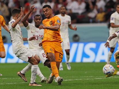 Gakpo coloca el tiro del 1-0 de Paises Bajos ante Qatar.