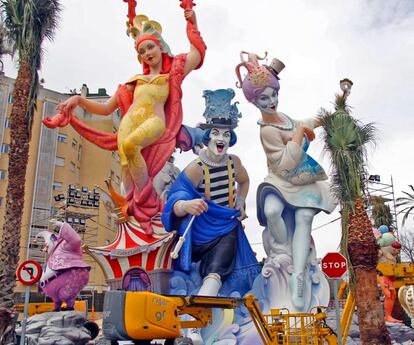 Miguel Santaeulalia levanta este año un monumento dedicado a los exámenes de la vida. Con el lema de <i>Casting</i>, la falla alcanza una altura de 23 metros.