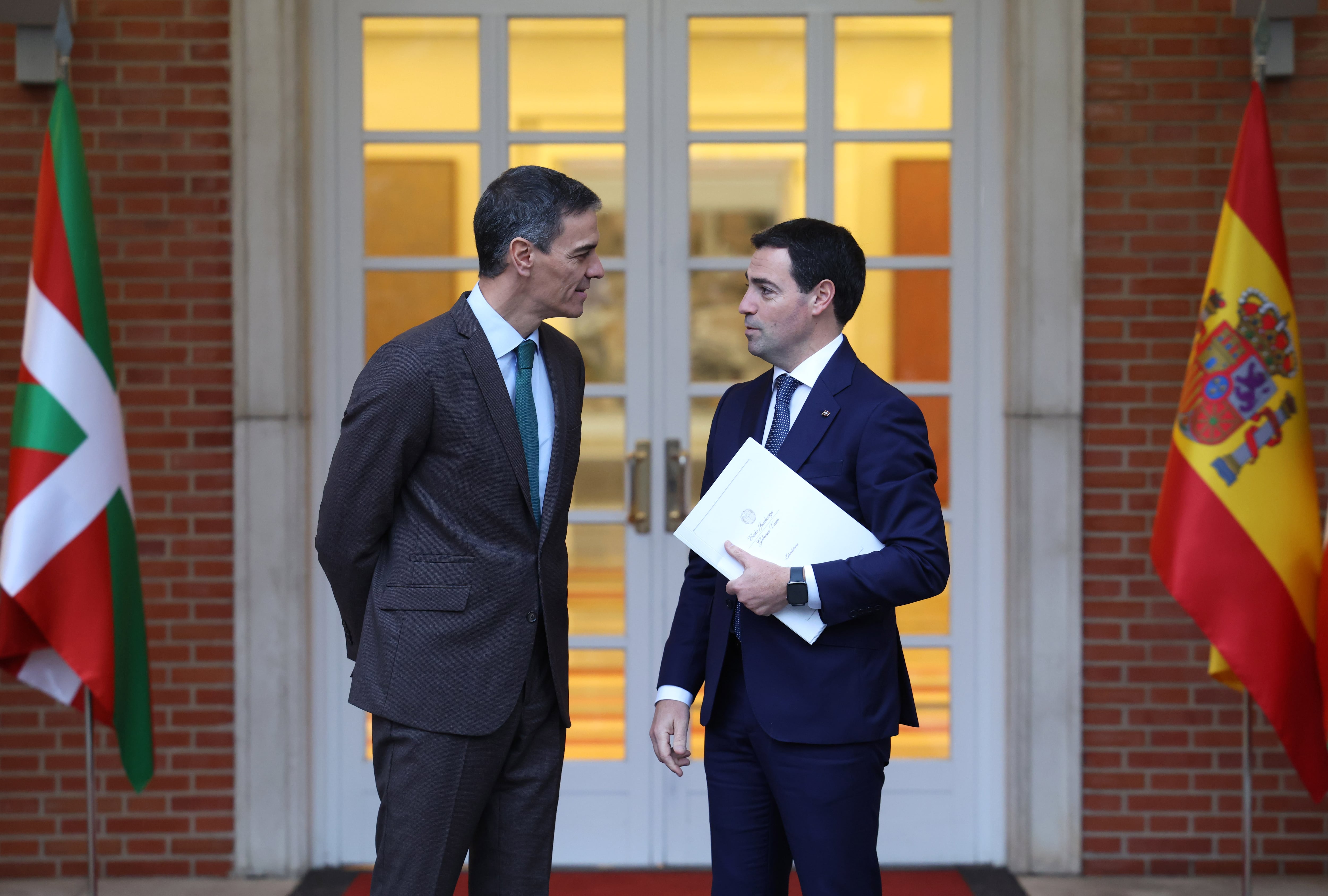 El presidente del Gobierno, Pedro Sánchez, este martes en La Moncloa junto al lehendakari, Imanol Pradales.
