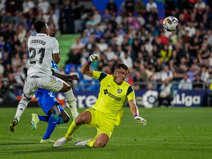 Rodrygo marca un gol al Getafe que fue anulado por el VAR.