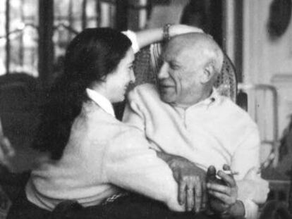 Picasso y su esposa Jacqueline alrededor de 1955.