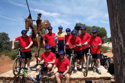 Pablo Lastras, en el centro, junto a los presos y monitores que participan en la vuelta de las rutas del Quijote.