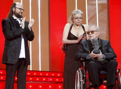 Jesús Franco subió a recoger su Goya de Honor acompañado de su mujer, Lina Romay. Todo el auditorio se puso en pie para aplaudir al director, que recibió el premio de manos del actor Santiago Segura.