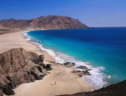 La playa de arena blanca de la bahía de Sao Pedro, en la isla de San Vicente (Cabo Verde), frente a las costas de Senegal.
