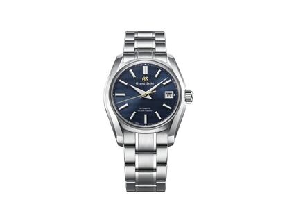 Rendir homenaje al paso del tiempo. Esa es la razón de ser de la nueva colección de Grand Seiko, que ha reinventado su icónico diseño 62GS celebrando los 24 sekki, o temporada de Japón, que marcan la estaciones cambiantes de la naturaleza. Un viaje poético por el que los elementos vivos despiertan florecen, maduran y se adormecen. El Tsuki-Yo (en la imagen) hace alusión al equinoccio del otoño, cuando bajo la luz de la luna la noche es tranquila, excepto por el último canto de los grillos. Precio: 6.700 euros.