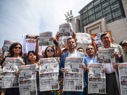 Manifestantes sostienen copias de la edici&oacute;n de este viernes del diario &#039;Cumhuriyet&#039; frente a los tribunales de Estambul donde tiene lugar el juicio contra varios empleados y directivos de este peri&oacute;dico progresista.