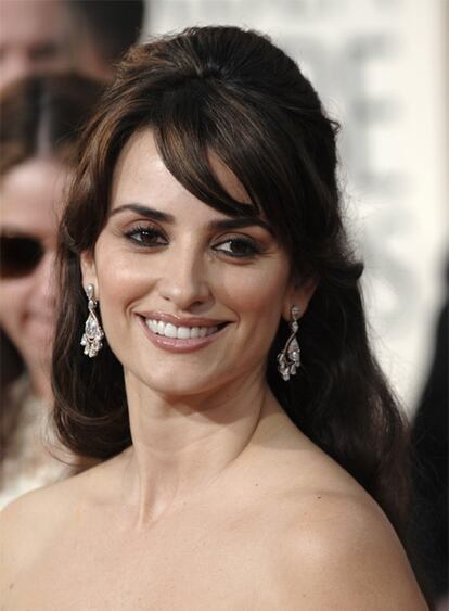 La actriz española Penélope Cruz sonríe a la prensa a su llegada a la ceremonia de la 66º edición de los Globos de Oro