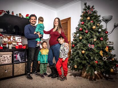 Beatriz Piñeiro y Eric Nieves junto a tres de sus hijos en su casa de Torrent (Valencia).