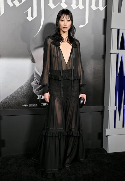 La modelo Soo Joo Park fue otra de las invitadas que se decant por las transparencias negras. Las suyas, de Saint Laurent.