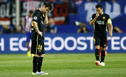 Messi y Xavi, tras el gol del Atl&eacute;tico.