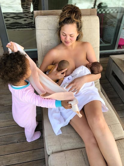 Por si no fuera poca la carga de trabajo, la hija de Chrissy Teigen y John Legend, Luna, intentaba que su madre también amamantara a su muñeca. "Supongo que ahora tengo gemelos", escribía sarcástica la presentadora.