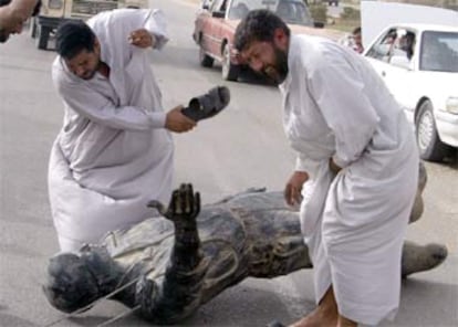 La ausencia de libertades durante años en Irak ha desatado la furia de los iraquíes hacia todo lo que se pueda identificar con el desmoronado régimen de Sadam Husein. En la imagen, varios bagdadíes azotan con sus sandalias una estatua del dictador iraquí.