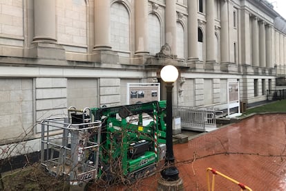 The installation of access ramps outside the Hispanic Society of New York, on April 4, 2023