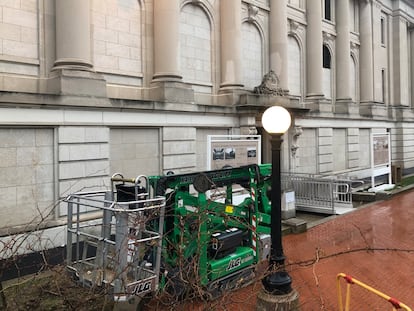 The installation of access ramps outside the Hispanic Society of New York, on April 4, 2023