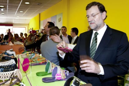Rajoy, durante la visita que realizó ayer a la localidad toledana de Fuensalida.