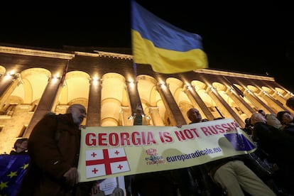 Un grupo de manifestantes protestaban el lunes ante la sede del Parlamento en Tbilisi por la victoria electoral que se atribuye Sueño Georgiano.