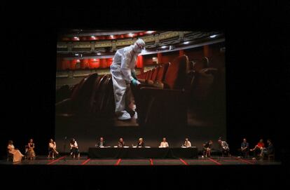  Vista general de la rueda de prensa en el Teatro Real en Madrid este lunes en la que han explicado cómo será el estreno de "La Traviata" el próximo 1 de julio, la producción con la que reabren sus puertas tras la pandemia.