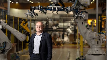 Marc Segura, presidente de la división de robótica del grupo suizo ABB, en la planta de Sant Quirze del Vallès, en la provincia de Barcelona.