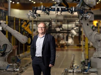 Marc Segura, presidente de la división de robótica del grupo suizo ABB, en la planta de Sant Quirze del Vallès, en la provincia de Barcelona.