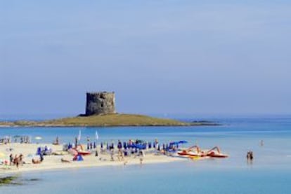 Playa de La Pelosa, a unos 45 kilómetros de Sassari, en Cerdeña.