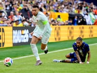 Kylian Mbappe (izquierda) regatea a Raphinha en el amistoso entre Francia y Brasil.