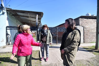 Leila Gianni habla con vecinas del barrio Areco.