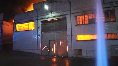 Incendio de una fábrica de tratamiento de madera en Fuenlabrada, el pasado martes, en una imagen facilitada por uno de los bomberos.