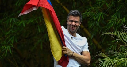 El líder opositor venezolano Leopoldo López muestra una bandera de Venezuela en su casa en Caracas.