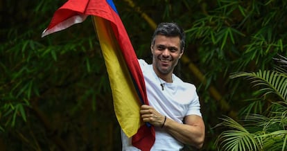 El l&iacute;der opositor venezolano Leopoldo L&oacute;pez muestra una bandera de Venezuela en su casa en Caracas.