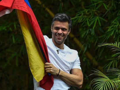El l&iacute;der opositor venezolano Leopoldo L&oacute;pez muestra una bandera de Venezuela en su casa en Caracas.