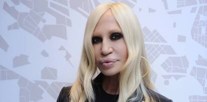 La dise&ntilde;adora Donatella Versace. 