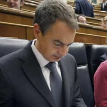 El presidente del Gobierno, José Luis Rodríguez Zapatero, junto a la vicepresidenta primera del Gobierno, María Teresa Fernández de la Vega, repasa sus notas momentos antes del inicio de la sesión de control al Gobierno que se celebra hoy en el Congreso.