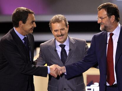 José Luis Rodríguez Zapatero saluda a Mariano Rajoy en presencia de Manuel Campo Vidal antes del debate.