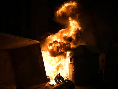 Contenedores ardiendo durante la tercera noche de protestas en Barcelona.