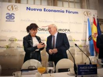 El presidente de la Confederación de Empresarios de Galicia, Antonio Fontela, conversa con la conselleira de Trabajo y Bienestar de la Xunta, Beatriz Mato. EFE/Archivo