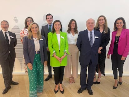 De izq. a dcha: Emilio Gude, Sonia Gumpert, Cristina Sancho, Víctor Martínez-Simancas, Pilar Menor, Carmen Millán, José María Segovia, Leticia de Alvear y Mercedes Carmona.