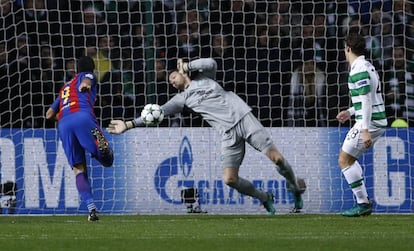 El portero Craig Gordon del Celtic para un gol del FC Barcelona.