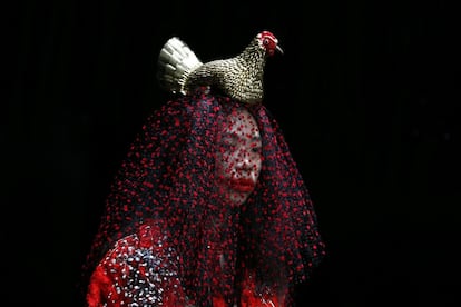 Una modelo desfila con una de las creaciones de Writteanfterwards durante la Semana de la Moda de Tokio, Japón.