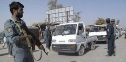 Soldados afganos vigilan un puesto militar en Lashkar Gah (Afganistán).